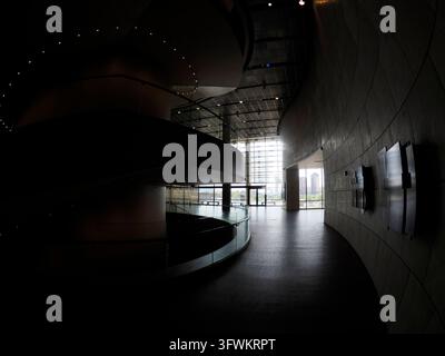 CINCINNATI, USA - 7. SEPTEMBER 2024: Stimmungsvolle Weitwinkelaufnahme des Inneren des National Underground Railroad Freedom Center in Cincinnati mit geschwungenen Archi Stockfoto