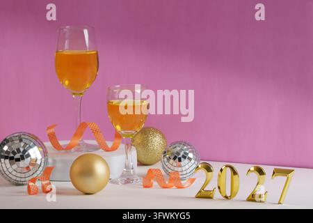 Neujahrsdekoration 2027 mit einem festlichen Stillleben zum Anstoßen Stockfoto