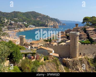 Panoramablick auf das schöne spanische Dorf Tossa de Mar Stockfoto