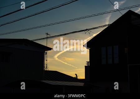 Abendhimmel und Silhouette eines Hauses Stockfoto