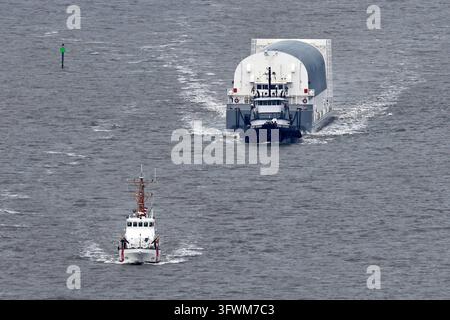 NASA-Barge verlässt New Orleans mit dem Kernsegment der Artemis-III-Rakete Stockfoto