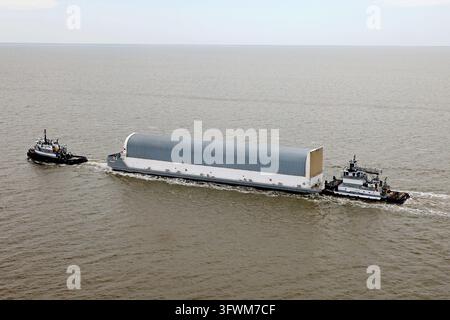 NASA-Schleppkahn verlässt New Orleans mit dem Kern des Artemis-III-Raketenstufen Stockfoto