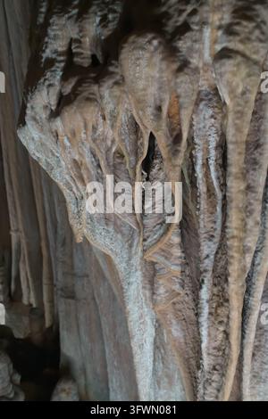 Eine detaillierte Nahaufnahme im Inneren einer Höhle in Mallorca, Spanien, die komplizierte geologische Formationen zeigt. Das Bild zeigt Stalaktiten und Fließstein wi Stockfoto