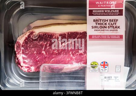 London, UK, 20. Oktober 2026, Nahaufnahme eines vorverpackten Waitrose British Beef dicken Katzenfilets in einer Plastikschale Stockfoto