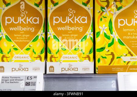 London, UK, 20. Oktober 2026, Schachteln mit Pukka Wellbeing Zitronen-, Ingwer- und Manuka-Honig-Organischem Kräutertee Stockfoto