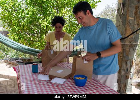 Paar packt Pizza und Essen zum Mitnehmen im Freien aus Stockfoto