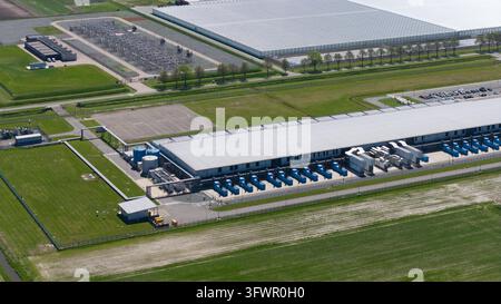 Luftbild eines Hyperscale-Rechenzentrumscampus mit Kühlsystemen, Backup-Generatoren, Trafostation und Servereinrichtungen, die Cloud c unterstützen Stockfoto