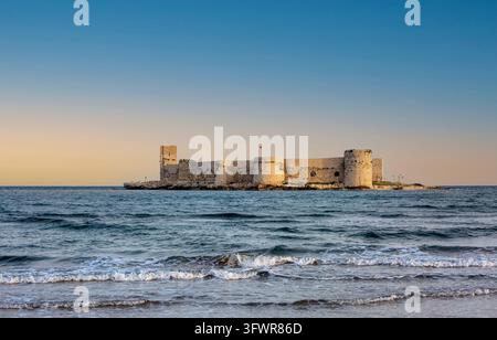 Das historische Kizkalesi Maiden Castle, das auf einer kleinen Insel im Mittelmeer bei Erdemli Mersin in der Türkei liegt Stockfoto