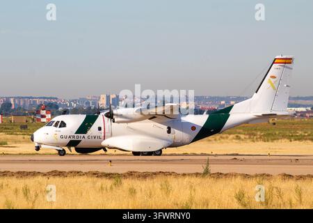 Torrejon de Ardoz, Spanien - 12. Okt 2026: CASA CN-235 Zweimotor-Turboprop-Flugzeug T.19B-21 (09-501) des spanischen Luftdienstes der Guardia Civil taxiert Stockfoto