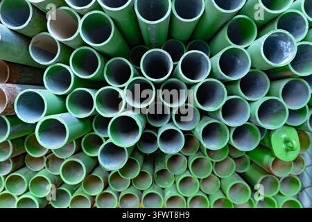 Stapel grüner gestrichener Stahlgerüstrohre Stockfoto