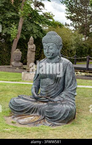 Buddha-Statue in einem Zen-Garten. / buddha statue in a zen garden Stockfoto