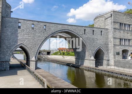 Die Pont des Trous in Tournai, eine mittelalterliche Steinbrücke mit drei spitzen Bögen über der Schelde (Fluss Escaut), mit zwei massiven Verteidigungstürmen mad Stockfoto