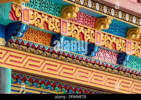 Ansicht der aufwendigen und farbenfrohen bemalten hölzernen architektonischen Details eines buddhistischen Klosters in Leh, Ladakh, Indien. Stockfoto