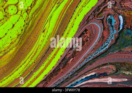 Lebendige Fluidmalerei mit hellen neonfarbenen grünen, roten und blauen Acrylschwirbeln und Zelltexturen Stockfoto