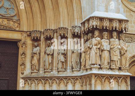 Komplexe gotische Steinskulpturen schmücken die Fassade der Kathedrale von Tarragona, Spanien. Stockfoto