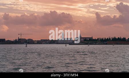 Goldener Sonnenuntergang über der Skyline von Venedig, Italien. Ein friedlicher Abendblick über die Lagune von Venedig. Stockfoto
