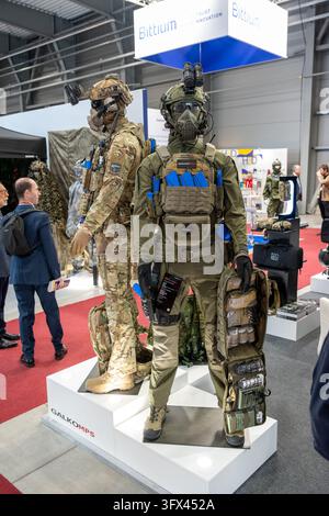 Taktische Militärmanekinen mit Schutzmasken, Nachtsichtgeräten und Kampfausrüstung am GALKO MPS-Stand während des Future Forces Forum 2026. Pr Stockfoto