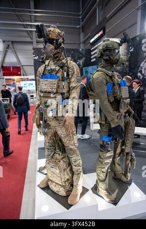 Zwei Schaufensterpuppen zeigen Tarn-Kampfuniformen, taktische Westen, Schutzmasken und Nachtsichtausrüstung auf dem Future Forces Forum 2026. Prag, Stockfoto