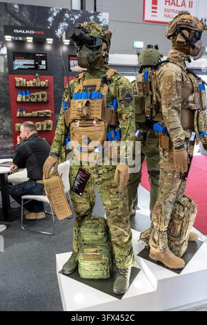 Militärmännchen mit Tarnuniformen, taktischer Ausrüstung und Nachtsichtgeräten am GALKO MPS-Stand während des Future Forces Forum 2026. Prag, C Stockfoto
