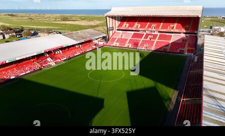Pittodrie-Stadion, Heimstadion des Aberdeen Football Club, in Aberdeen, Schottland. Die Fotografie zeigt den Richard-Donald-Stand, rote Zuschauersitze Stockfoto