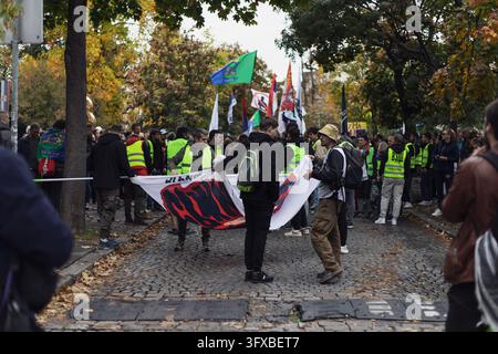 Teilnehmer und Studentenbewegungs-Marschälle bereiten ein großes Banner vor, während sich Menschen für einen organisierten Marsch in Zemun, Belgrad, Serbien, am 22. Oktober 2026 versammeln. Der Marsch führt zum Slavija-Platz zu einer Kundgebung zur Unterstützung der Wahlliste Studentenliste – Studenten gewinnen. Stockfoto