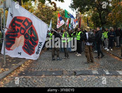 Teilnehmer, die Fahnen tragen, versammeln sich mit Marschällen der Studentenbewegung in Zemun, Belgrad, Serbien, am 22. Oktober 2026, vor dem organisierten Marsch zum Slavija-Platz für die Vorwahlkundgebung der Studentenliste – Studenten gewinnen. Stockfoto