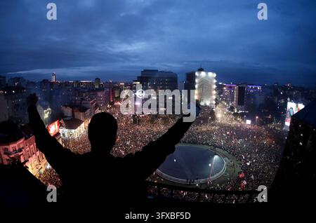 Belgrad, Serbien. 22. Oktober 2026. Ein allgemeiner Blick auf den Slavia-Platz, während Menschen an der Abschlusskundgebung der "Studentenliste – Studenten gewinnen" am Slavija-Platz am 22. Oktober 2026 in Belgrad, Serbien, teilnehmen. Fast zwei Jahre nach dem Einsturz des Daches des Bahnhofs Novi Sad, bei dem 16 Menschen starben und eine Welle von von Studenten angeführten Protesten auslöste, finden am 25. Oktober 2026 vorgezogene Parlamentswahlen statt, an denen die "Studentenliste – Studenten gewinnen" teilnimmt. Credit: Dimitrije Vasiljevic/Alamy Live News Stockfoto