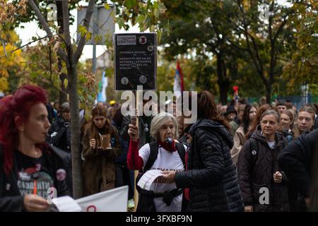 Bürger beginnen einen organisierten Marsch von Zemun, Belgrad, Serbien, am 22. Oktober 2026, tragen Fahnen und gehen in Richtung Slavija-Platz zu einer Kundgebung zur Unterstützung der Wahlliste „Studentenliste – Studenten gewinnen“ vor den Parlamentswahlen. Stockfoto