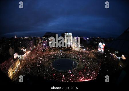 Belgrad, Serbien. 22. Oktober 2026. Ein allgemeiner Blick auf den Slavia-Platz, während Menschen an der Abschlusskundgebung der "Studentenliste – Studenten gewinnen" am Slavija-Platz am 22. Oktober 2026 in Belgrad, Serbien, teilnehmen. Fast zwei Jahre nach dem Einsturz des Daches des Bahnhofs Novi Sad, bei dem 16 Menschen starben und eine Welle von von Studenten angeführten Protesten auslöste, finden am 25. Oktober 2026 vorgezogene Parlamentswahlen statt, an denen die "Studentenliste – Studenten gewinnen" teilnimmt. Credit: Dimitrije Vasiljevic/Alamy Live News Stockfoto