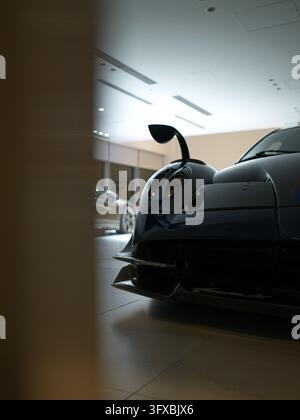 Dunkelblaue Pagani-Superlative teilweise hinter einer Säule in einem Ausstellungsraum in Tokio verborgen. Stockfoto