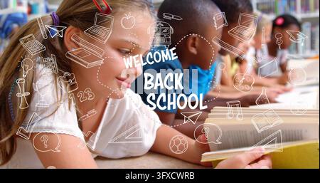 Mädchen in weißem Oberteil liest im Klassenzimmer mit Büchern und WILLKOMMEN ZURÜCK ZUR SCHULE, Kopierraum. Schüler, Bibliothek, Regale, Notizbücher, Stifte, Bildung, l Stockfoto