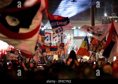 Belgrad, Serbien. 22. Okt., 2026. Flaggen sind während der Abschlusskampagne der "Studentenliste - Studenten gewinnen" am Slavija-Platz am 22. Oktober 2026 in Belgrad, Serbien, zu sehen. Fast zwei Jahre nach dem Einsturz des Dachs des Novi-Sad-Bahnhofs, bei dem 16 Menschen ums Leben kamen und eine Welle von von Studenten geführten Protesten auslöste, finden am 25. Oktober 2026 Parlamentsneuwahlen mit der Teilnahme der "Studentenliste - Studenten gewinnen" statt. Credit: Dimitrije Vasiljevic/Alamy Live News Stockfoto