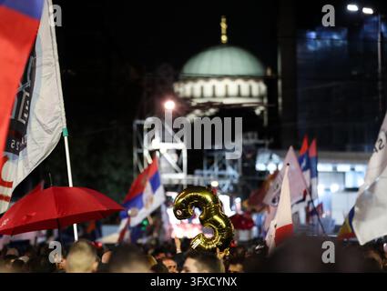 Belgrad, Serbien. 22. Oktober 2026. Menschen nehmen an der letzten Wahlkampfveranstaltung der "Studentenliste – Studenten gewinnen" am Slavija-Platz am 22. Oktober 2026 in Belgrad, Serbien, teil. Fast zwei Jahre nach dem Einsturz des Daches des Bahnhofs Novi Sad, bei dem 16 Menschen starben und eine Welle von von Studenten geführten Protesten auslöste, finden am 25. Oktober 2026 Parlamentsneuwahlen statt, an denen die "Studentenliste – Studenten gewinnen" teilnimmt. Credit: Dimitrije Vasiljevic/Alamy Live News Stockfoto