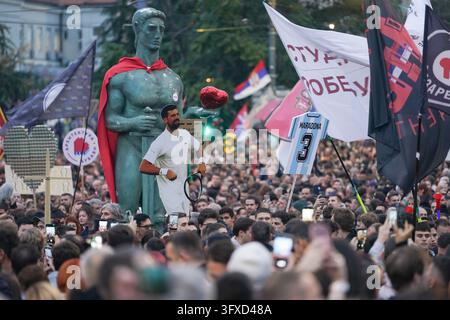 Belgrad, Zentralserbien, Serbien. 22. Okt., 2026. 20261022, Belgrad, Serbien - Unterstützer und Mitglieder der Studentenprotestbewegung (''Studentenliste - Studenten gewinnen'') versammeln sich am Slavija-Platz für eine massive letzte Vorwahlkundgebung vor den bevorstehenden Parlamentswahlen. Wanderer und Studentenkolonnen aus mehreren Städten Serbiens kamen nach Tagen des Marschierens in der Hauptstadt zusammen und versammelten sich unter dem Slogan ''Der Sieg ruft'', um Wähler zu mobilisieren, bevor die Wahlruhe beginnt. Die Protestierenden tragen eine Nachbildung des ''Pobednik'' (Der Sieger)-Denkmals, des Symbols von Belgrad, entlang Stockfoto