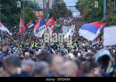 Belgrad, Zentralserbien, Serbien. 22. Oktober 2026. 20261022, Belgrad, Serbien - Anhänger und Mitglieder der Studentenprotestbewegung ("Studentenliste - Studenten gewinnen") versammeln sich am Slavija-Platz für eine massive Abschlusskundgebung vor den bevorstehenden Parlamentswahlen. Wanderer und Studentenkolonnen aus mehreren Städten Serbiens kamen nach tagelangen Märschen in der Hauptstadt zusammen und versammelten sich unter dem Slogan "Der Sieg ruft", um Wähler zu mobilisieren, bevor die Wahlruhe beginnt. Die Demonstranten tragen eine Nachbildung des "Pobednik" (Der Sieger)-Denkmals, des Symbols von Belgrad, während Stockfoto