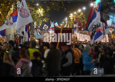 Belgrad, Zentralserbien, Serbien. 22. Oktober 2026. 20261022, Belgrad, Serbien - Anhänger und Mitglieder der Studentenprotestbewegung ("Studentenliste - Studenten gewinnen") versammeln sich am Slavija-Platz zu einer massiven Abschlusskundgebung vor den bevorstehenden Parlamentswahlen. Wanderer und Studentenkolonnen aus mehreren Städten Serbiens kamen nach tagelangen Märschen in der Hauptstadt zusammen und versammelten sich unter dem Slogan "Der Sieg ruft", um Wähler vor dem Wahlstillstand zu mobilisieren. (Bildnachweis: © Marko Dimic/ZUMA Press Wire) NUR FÜR REDAKTIONELLE NUTZUNG! Nicht für kommerzielle NUTZUNG! Stockfoto