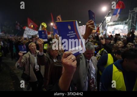 Belgrad, Zentralserbien, Serbien. 22. Okt., 2026. 20261022, Belgrad, Serbien - Unterstützer und Mitglieder der Studentenprotestbewegung ("Studentenliste - Studenten gewinnen") versammeln sich am Slavija-Platz für eine massive letzte Wahlkampfveranstaltung vor den bevorstehenden Parlamentswahlen. Wanderer und Studentenkolonnen aus mehreren Städten Serbiens kamen nach tagelangen Märschen in der Hauptstadt zusammen und versammelten sich unter dem Slogan "Der Ruf zum Sieg", um Wähler vor dem Beginn der Wahlruhe zu mobilisieren. Kandidaten der bevorstehenden Wahlen halten Kopien der Verfassung der Republik Serbien hoch du Stockfoto