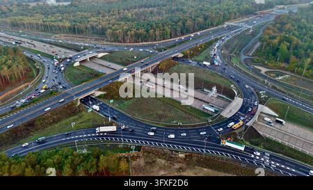 Luftbild-Drohnenaufnahme von Verkehr und Straßenbrücken an der M25-Abfahrt 10 Wisley Interchange, Surrey, England Stockfoto