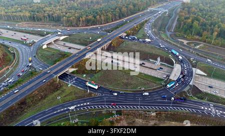 Luftbilddrohnenaufnahme von Zufahrtsstraßen und Kreisverkehr an der M25-Anschlussstelle 10 nahe Wisley, Surrey, England Stockfoto