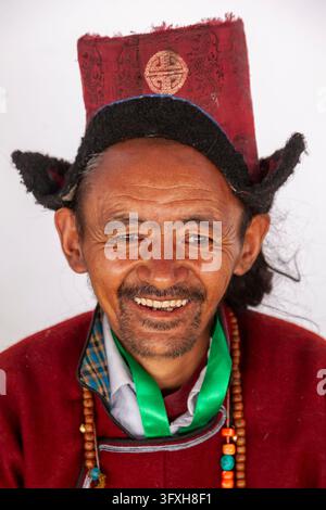Porträt eines lächelnden Ladakh-Mannes mit Tipi-Hut und rotem traditionellem Gewand, Ladakh, Leh, Indien Stockfoto