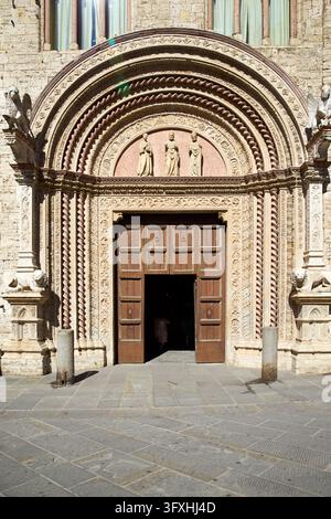 Geschnitztes gotisches Portal mit gedrehten Marmorsäulen, Lunettenstatuen, Greifen und Löwen am Palazzo dei Priori, Perugia, Umbrien, Italien Stockfoto