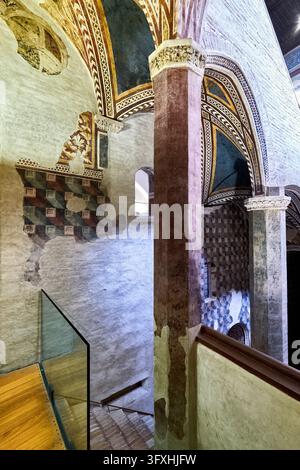 Mittelalterliche Fresken, bemalte Gewölbe und eine moderne Glasbalustrade im Palazzo Trinci, einem historischen Palastmuseum in Foligno, Umbrien, Italien. Stockfoto
