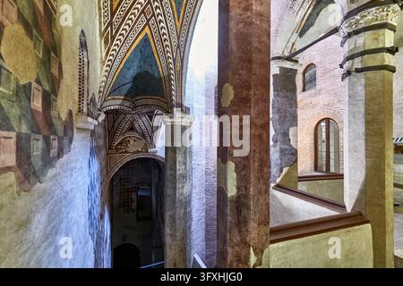 Mittelalterliche freskierte Gewölbe, Ziegelmauern und Steinsäulen im Palazzo Trinci, einem historischen Palastmuseum in Foligno, Umbrien, Italien. Stockfoto