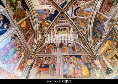 Gotische Fresken des Lebens der Jungfrau bedecken das Rippengewölbe der Kapelle im Palazzo Trinci, einem historischen Palast in Foligno, Umbrien. Stockfoto