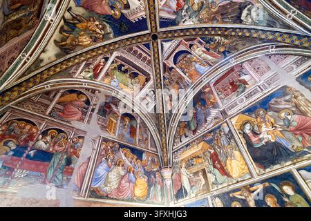 Spätgotische Fresken mit Szenen aus der Geburt Christi und dem Leben der Jungfrau Maria bedecken das gewölbte Dach des Palazzo Trinci in Foligno, Umbrien, Italien. Stockfoto