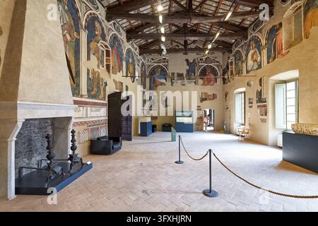 Spätgotische frescoierte Halle im Palazzo Trinci Museum in Foligno, Umbrien, Italien, mit Holzdecke, Stein-Kamin und Terrazzoboden. Stockfoto