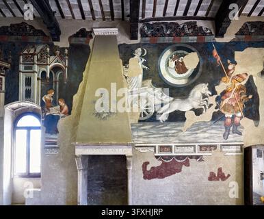 Gotische Fresken des Mondwagens und eine Leseszene neben einem datierten Kamin in einem Raum des Palazzo Trinci, Foligno, Umbrien. Stockfoto