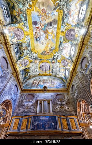 Niedrigwinkelaufnahme des freskierten Barockdeckens mit vergoldeten Stuccofassungen, Engeln und Orgelgeschoss in der Kirche Santa Maria della Nunziatina, Todi, Umbrien, Italien Stockfoto