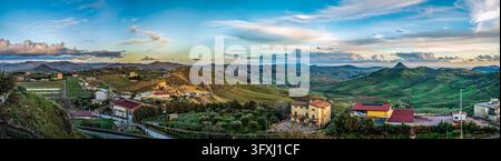 Panoramablick über die grüne Landschaft von Mazzarino mit dem schneebedeckten, rauchenden Ätna im Hintergrund und dem Gipfel des Monte Formaggio in Sizilien. Stockfoto