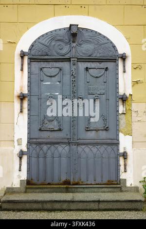 Verzierte historische Metall-Doppeltüren mit Löwenkopf-Klopfern und klassischen Schnitzereien in der Altstadt von Maribor, Slowenien. Stockfoto